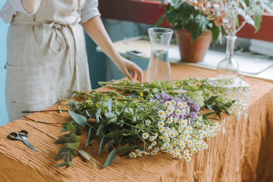 Dukning till midsommar med blommor och traditioner